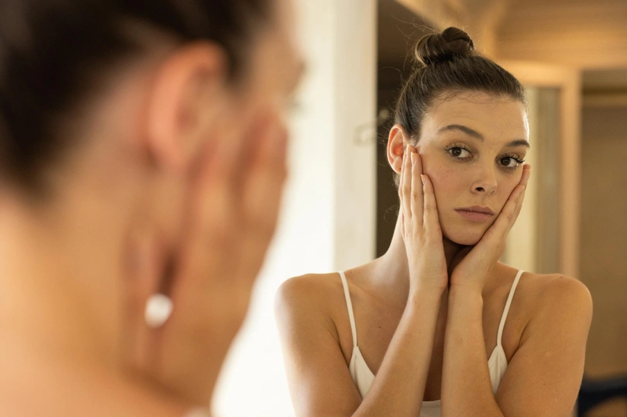  Mevsim Geçişlerinde Cilt Neden Hassaslaşır?